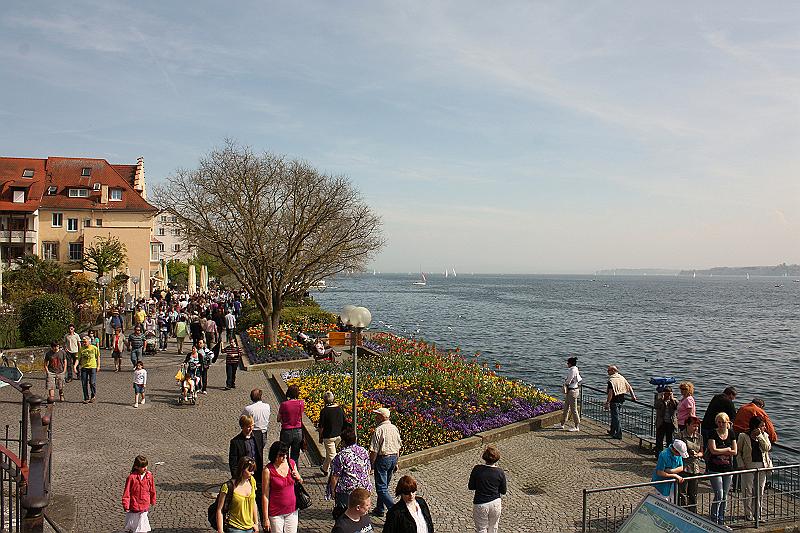 100425bluetenwanderung_056.jpg - ...und schließlich an die Uferpromenade von Überlingen, wo alle Wanderer ...