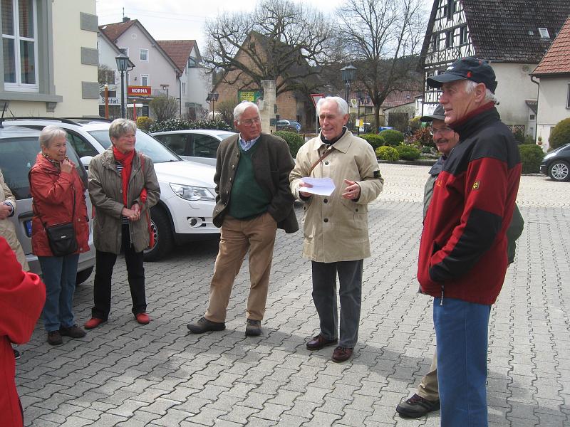 120418senioren_wilflingen001.JPG - Begrüßung durch den Organisator Herbert Dom auf dem Rathauspatz in Sigmaringendorf