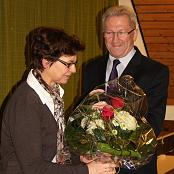 Ein Einsatz, der ohne eine Frau im Hintergrund nicht zu leisten ist. Darum gab es für Anni Bayer einen großen Blumenstrauß und ein großes Lob.