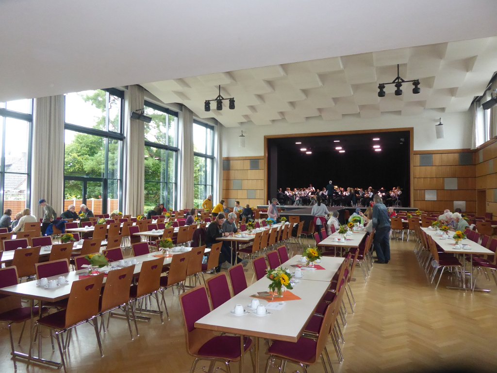 190908strassenfest_Sonntag_025.JPG - Da bewährten sich wieder einmal das Foyer und der Saal der Donau-Lauchert-Halle als trockene Festplätze.