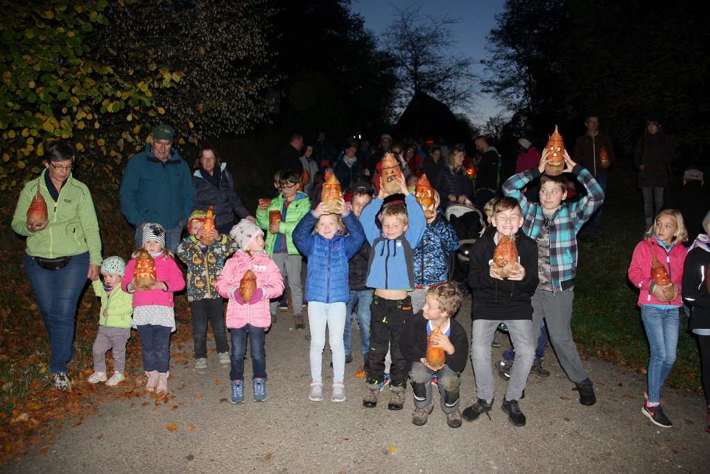 191026_02ruebengeister_017.JPG - Es ist dunkel genug - der Zug ins Dorf kann beginnen