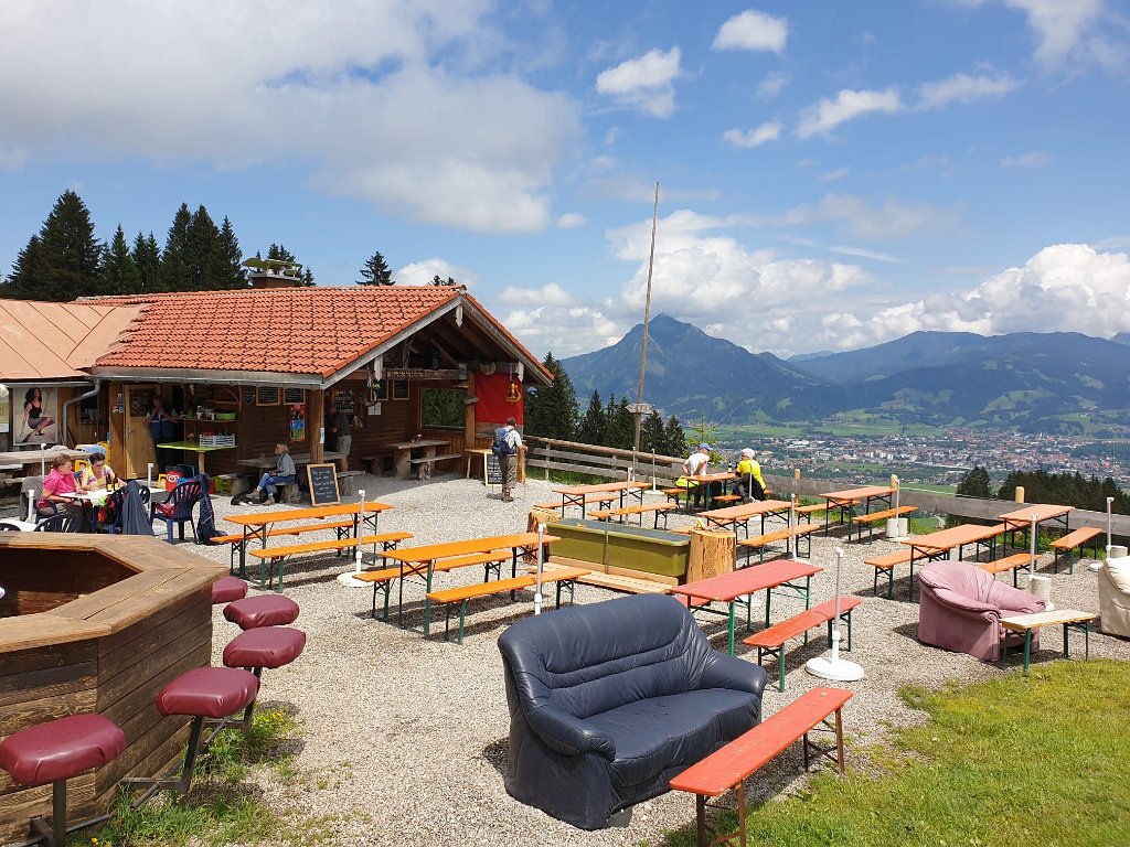 220821infoseite (08).jpg - Hochbichl-Hütte mit Blick zum Grünten