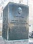  Das Denkmal für den berühmtesten Sohn der Stadt wurde anläßlich des 700jährigen Stadtjubiläums und 50. Todestages Gottlieb Daimlers vom Bildhauer Fritz von Graevenitz geschaffen. Es zeigt neben dem Portrait Daimlers die vielseitigen Anwendungsmöglichkeiten seiner Erfindung, des ersten leichten schnelllaufenden Benzinmotors.