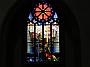  Glasfenster in der evangelischen Stadtkirche:Seit Frühjahr 2006 ziert dieses kunstvolle Glasfenster das schöne spitzbogige Maßwerk. Es stellt eine theologische Interpretation des Stückes „Jedermann“ von Hugo von Hofmannsthal dar und wurde durch die Künstlerin Ada Isensee aus Buoch im Remstal gestaltet. Grundmotive des „Jedermann“-Themas werden dabei mit dem biblischen Bild von Mose vor dem brennenden Dornbusch in Verbindung gebracht.