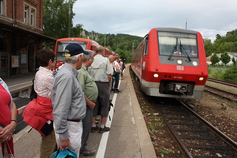 090517blaubeuren01_43.jpg - ...geht es mit dem Zug zurück nach Sigmaringendorf. Der Dank für diesen gelungenen Tag gilt denen, die das ganze gekonnt vorbereitet hatten:Norbert Laermann, Helene Walter und Karl und Anii Binder.
