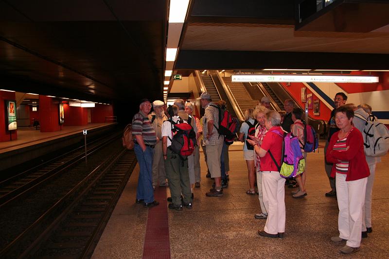 090614stuttgart_007.JPG - Warten auf die U-Bahn Richtung Marienplatz...So früh am Sonntag war die Stadt noch vergleichsweise menschenleer....