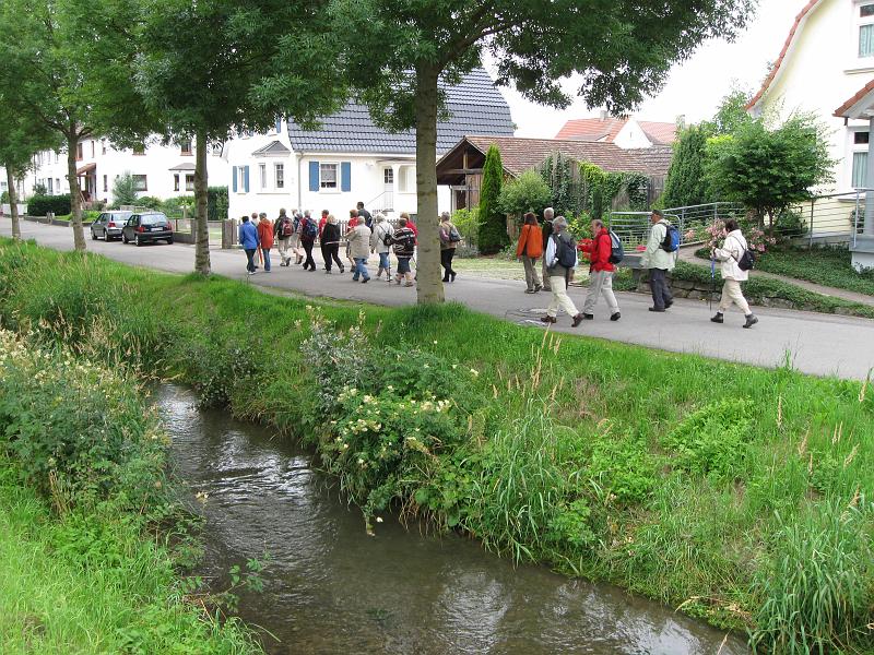 090712herbertingen04.jpg - Am Krähenbach entlang ging es dann...