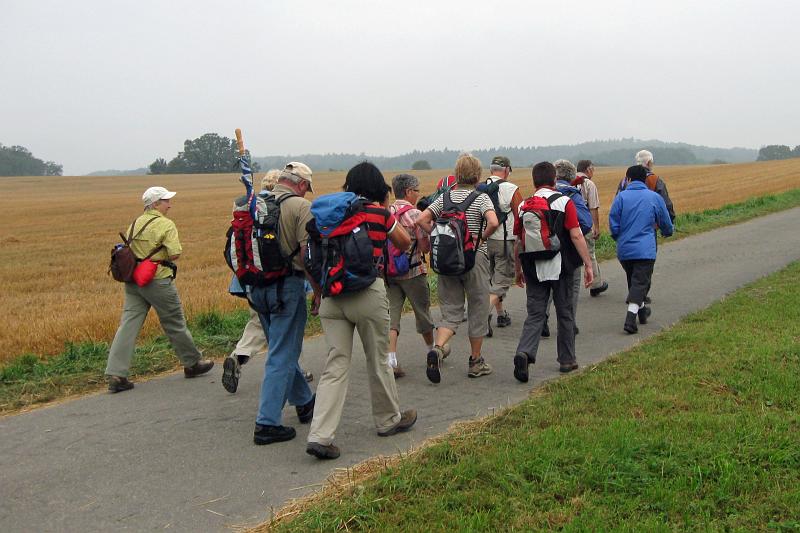 090809blitzenreute_02.jpg - Der Himmel war noch bedeckt und die diesige Luft verwehrte uns auf diesem Weg den Blick ins Schussental und den Fernblick zu den Alpen.