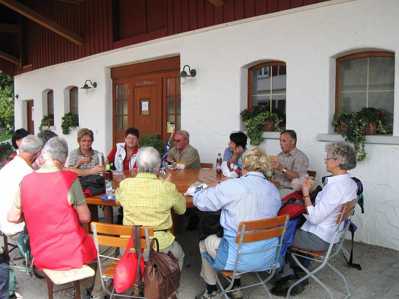 090809blitzenreute_19.jpg - Vor dem - im August leider geschlossenen -  > Stallbesen Vorsee nahmen wir unser zweites Frühstück ein.