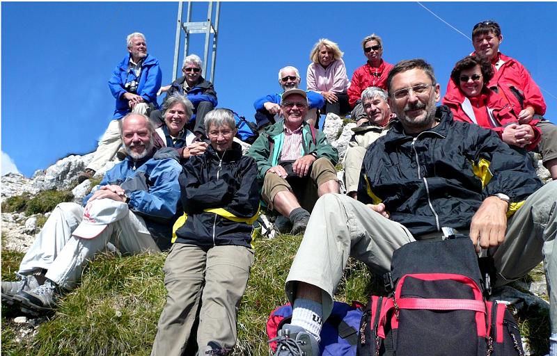 090906bergtour_schlicke30.jpg - Die ganze Gruppe auf dem Gipfel...