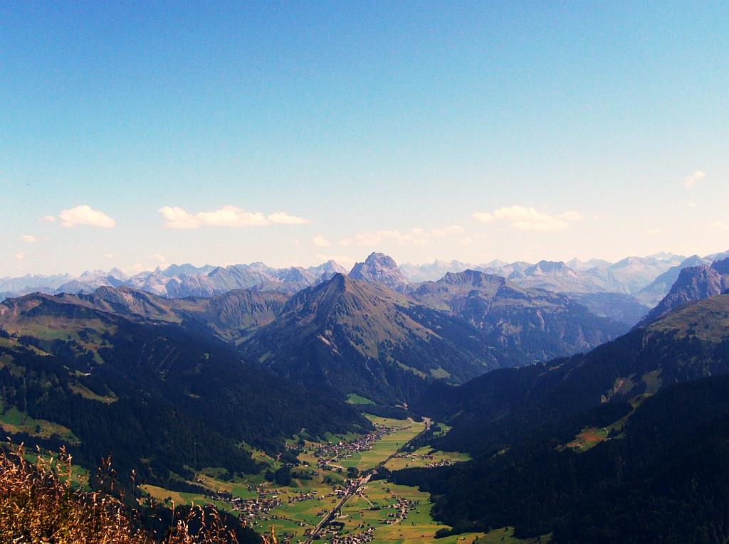 2010aussicht_kanisfluh01.jpg - Blick nach SO: Im Tal Au und Schoppernau, der Felsklotz in der Mitte ist der Widderstein, davor die Üntschenspitze; links vom Widderstein der Biberkopf und die Allgäuer Berge (der steile Zacken ist die Trettachspitze, rechts davon die Mädelegabel); rechts vom Widderstein die Lechtaler Alpen mit der Wetterspitze und ungefähr in der Mitte der rechten Horizontlinie das Karhorn-Massiv.