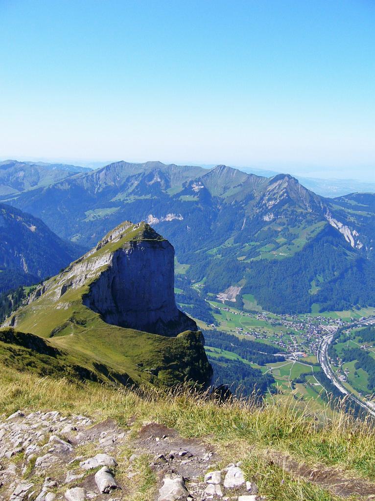 2010aussicht_kanisfluh02.jpg - Blick nach NW: Der Stoß" heißt dieses Felsgebilde, im Tal Mellau und dahinter der Dornbirner First mit der Hangspitze (rechts) und der Mörzelspitze(links).
