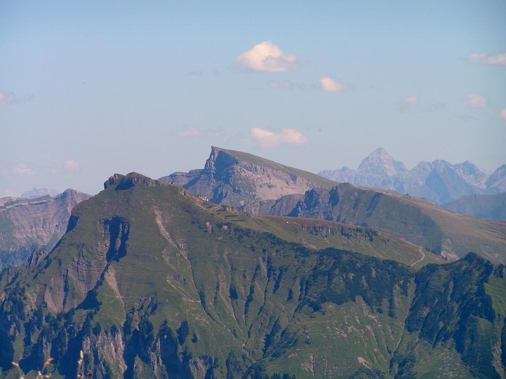 2010aussicht_kanisfluh04.JPG - Blick nach Osten: Das Teleobjektiv erfasst über den Diedamskopf hinweg den Hohen Ifen und im Hintergrund den Hochvogel.
