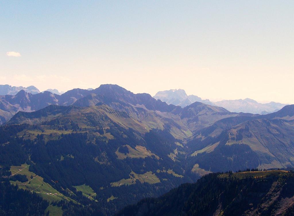 2010aussicht_kanisfluh05.jpg - Blick in südlicher Richtung: Dominant im Vordergrund das Zitterklapfenmassiv, der Klotz im Hintergrund ist die Rote Wand mit ihrem Gipfelschneefeld.