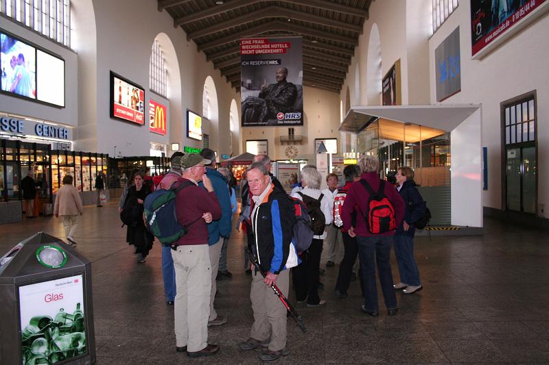 101003esslingen_001.JPG - Mit dem Baden-Württemberg-Ticket ( 5 Personen für 28 € / Zug und S-Bahn den ganzen Tag) ging es zuerst nach Stuttgart Hbf...