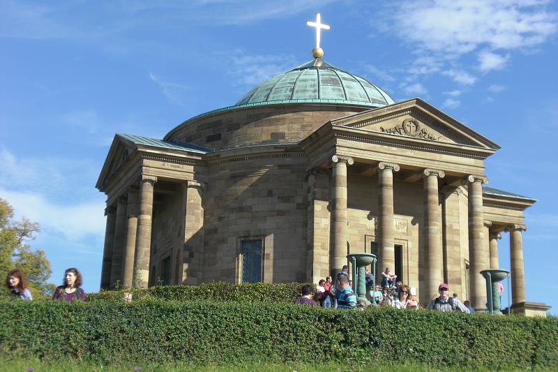 101003esslingen_033.JPG - Die  > Grabkapelle auf dem Rotenberg: Als ewiger Liebesbeweis für seine jung verstorbene Gemahlin Katharina errichtet von König Wilhelm I. in den Jahren 1820 bis 1821 am idyllischen Standort der ehemaligen Stammburg.