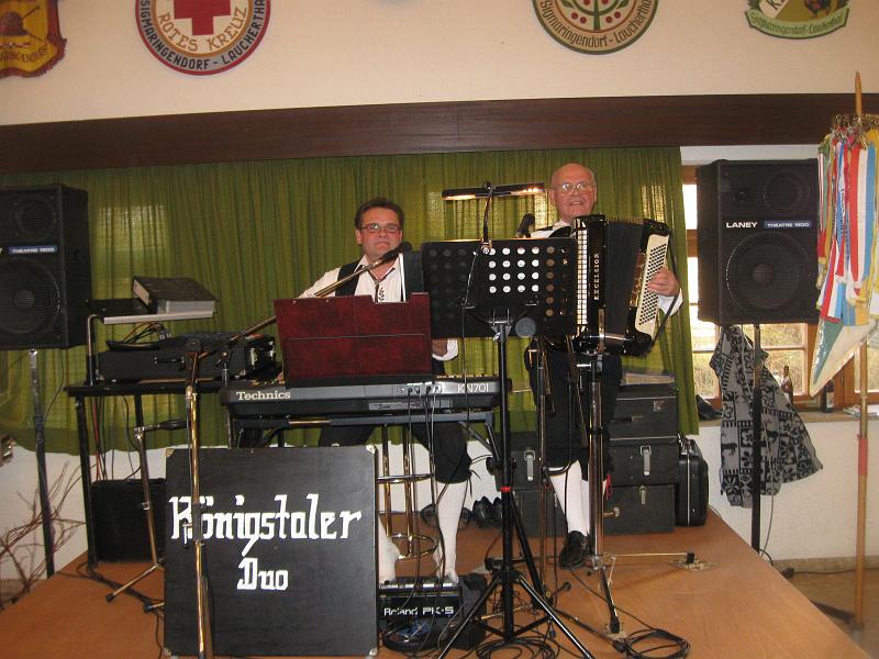 110108gau_abschluss_005.jpg - Das Königstaler Duo - Ottmar König, seit Jahren Wanderführer und Musiker bei der OG Sigmaringendorf mit seinem Sohn - erfreute mit heimatlichen Weisen.