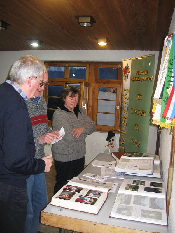 110108gau_abschluss_020.jpg - Die OG Sigmaringendorf präsentierte sich mit Fotoalben und einer Diaschau, die im Saal gezeigt wurde.