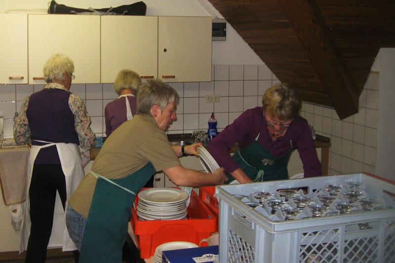 110108gau_abschluss_024.jpg - Wo gefeiert wird, gibt es Kräfte im Hintergrund, die alles vorbereiten und wieder aufräumen: Hier das Geschirr...