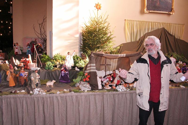 110108wanderung02_003.JPG - H.Pleyer von der OG Sigmaringendorf interpretierte für die Wanderer die große Weihnachtskrippe...