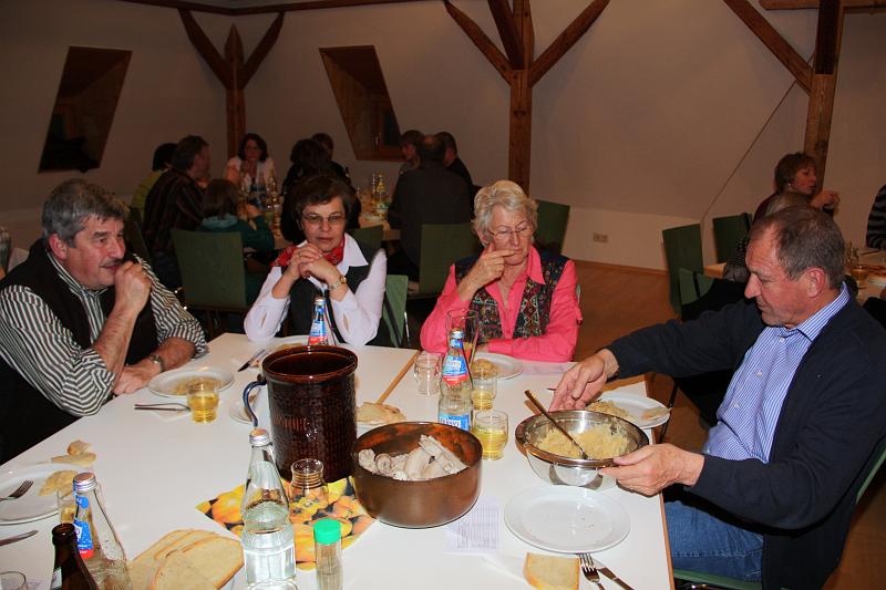 110326mostprobe005.jpg - Zuerst mal zur Stärkung Kesselfleisch...