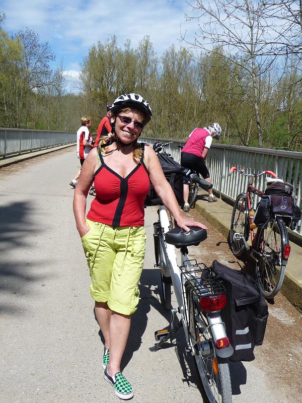 120501radtour026.jpg - Rast auf der Donaubrücke - Stimmung? Gut, wie immer!