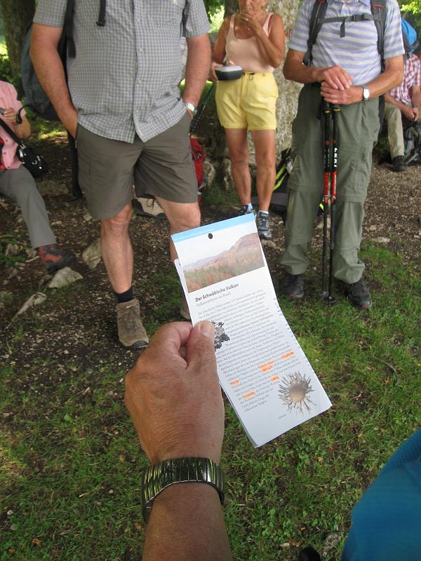 120624dettingen012.JPG - Wir stehen auf dem größten Schlot des > Schwäbischen Vulkans...