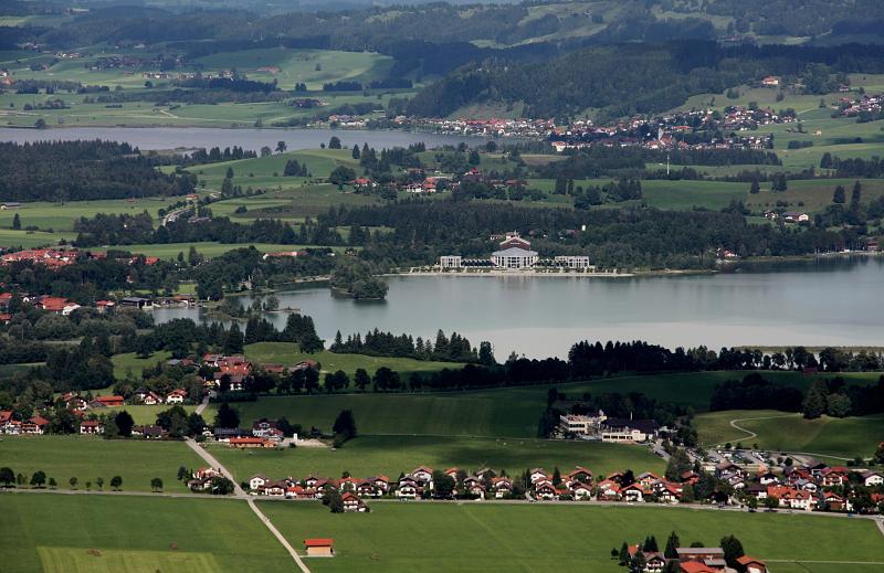 120902tegelberg02_008.JPG - ...und hier der Blick auf das > Festspielhaus Füssen.http://de.wikipedia.org/wiki/Musiktheater_F%C3%BCssen