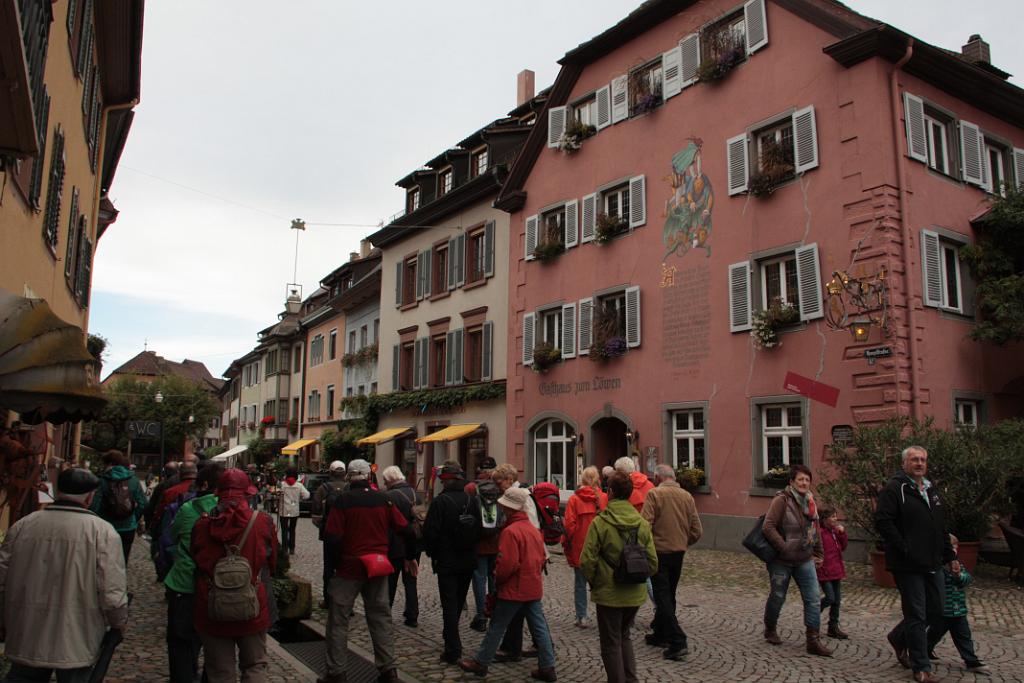 131010staufen062.JPG - Dr. Johann Georg Faustus soll vom verschuldeten Burgherren Anton von Staufen als Goldmacher angestellt worden sein. Im Jahr 1539 soll Faust in seinem Zimmer im Gasthaus Löwen bei der Explosion eines alchemistischen Experiment ums Leben gekommen sein.