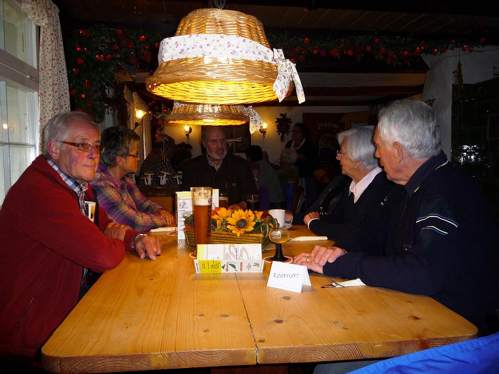 131011_GR2_015.jpg - ...und der Hüttenwirt  spendierte allen noch einen Schnaps, weil er unsere Gruppe so toll fand und wir uns nicht vom Wetter hatten abhalten lassen.