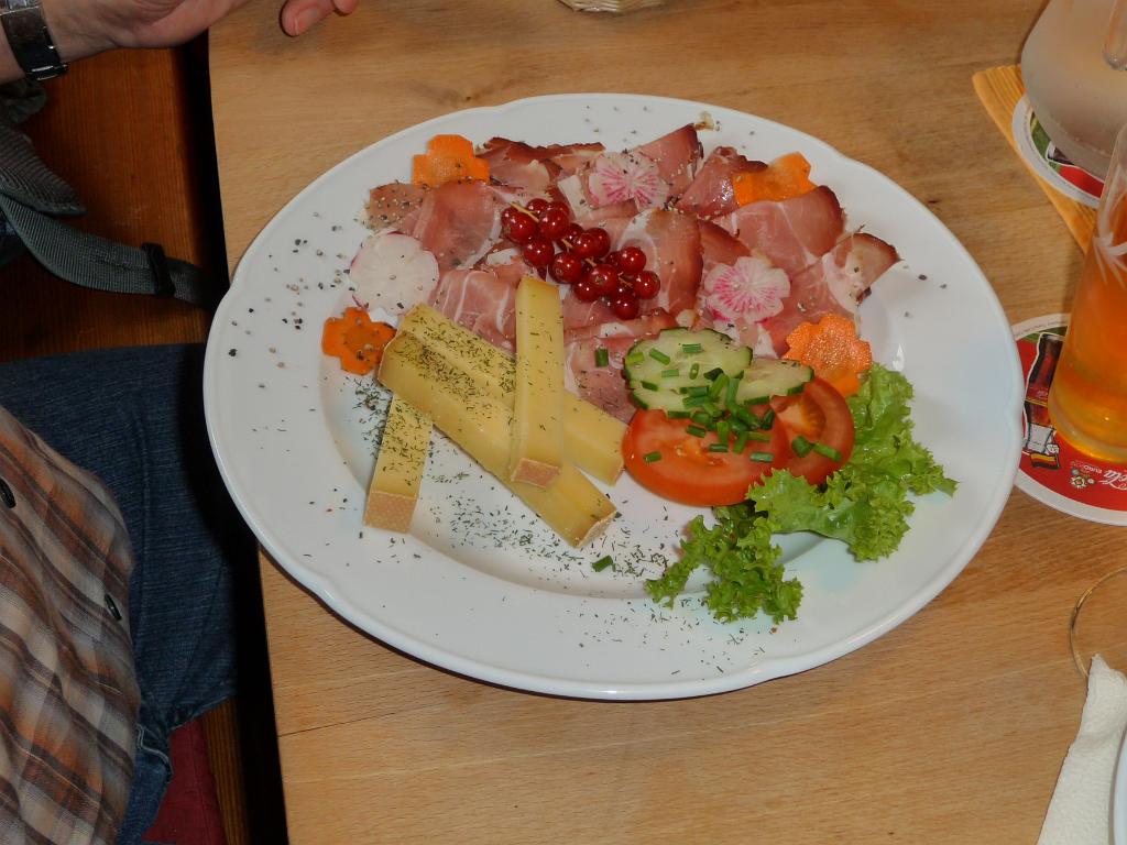 131011_GR2_017.jpg - Wir stärkten uns mit einem deftigen Hüttenschmaus ...