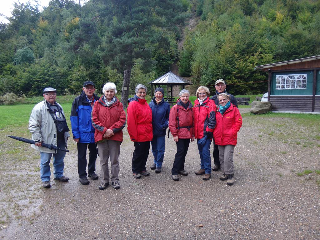 131011_GR2_034.JPG - (Kleines) Gruppenbild, bevor es mit dem Bus wieder zurück ins Quartier ging.