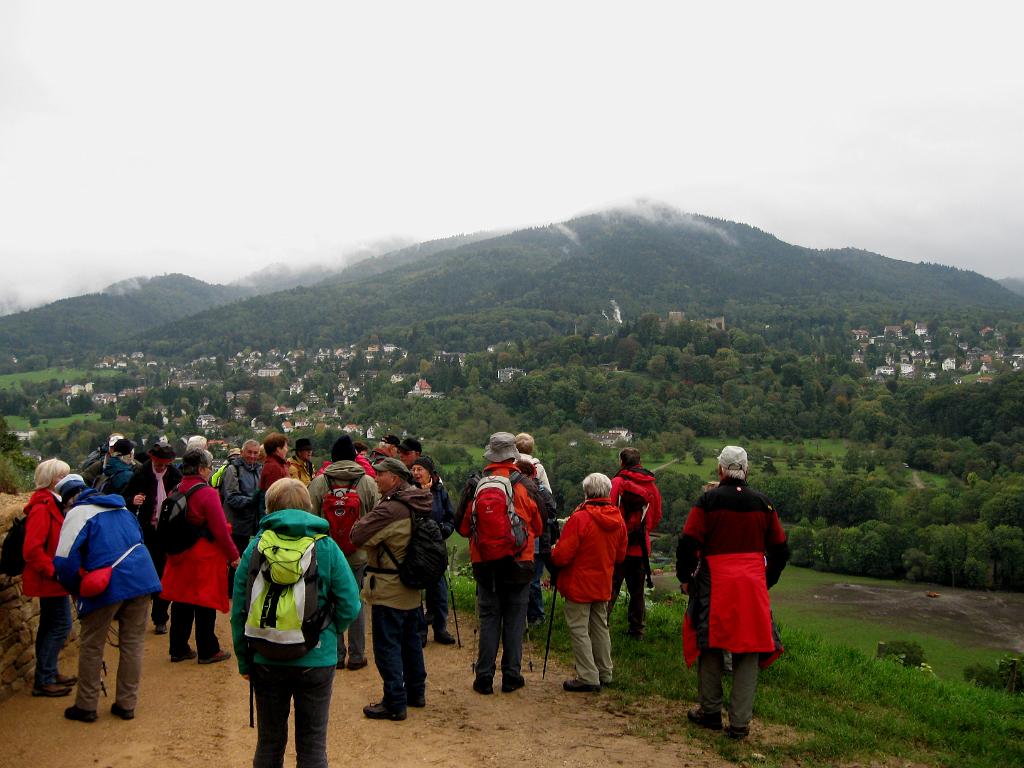 131012_GR1_wiiwegle040.JPG - Jenseits des Tales: Badenweiler mit der Burg Baden