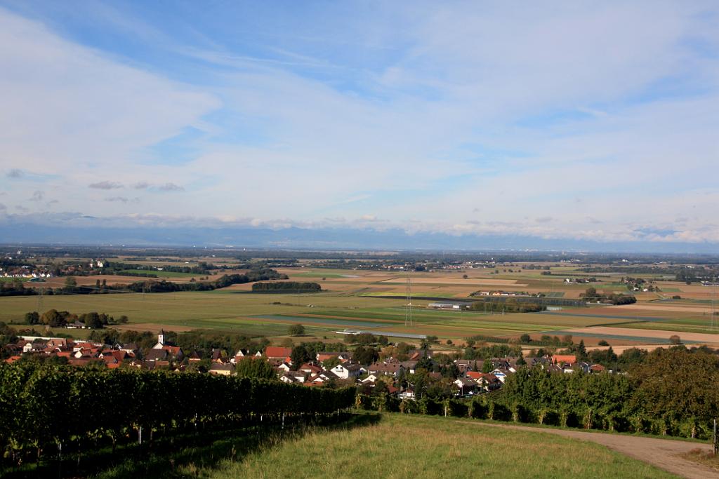 131013batzenberg031.JPG - Aussicht in die Rheinebene - am Fuß des Batzengergs Norsingen > erweitertes Panorambild