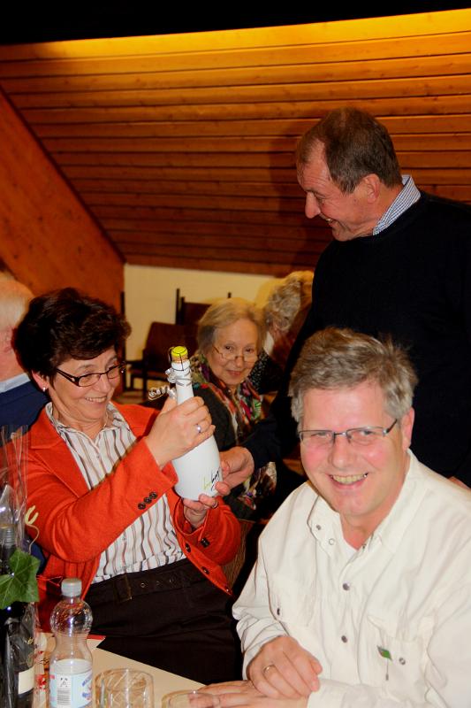 140131_HV_110.JPG - Der stellvertretende Vorsitzenden Eugen Stöckler überraschte die Frau des Vorsitzenden mit einer schönen Flasche...