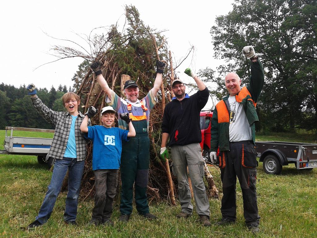 140620johannisfeuer002.jpg - Das Aufbau-Team: Väter und Söhne