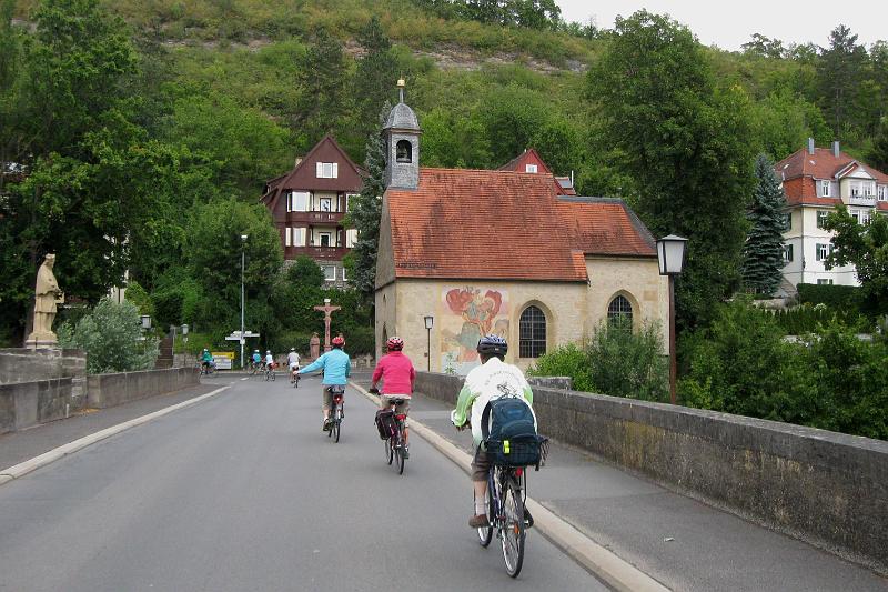 150709_rad_tbb036.jpg - Weiter geht es auf der Wolfgangsbrücke über die Tauber, vorbei an der  Kapelle St. Wolfgang in Bad Mergentheim...