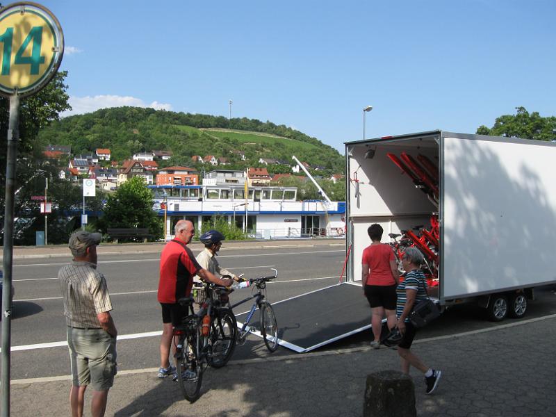 150711_rad_miltenberg148.jpg - So ein Fahrradanhänger ist doch was Feines...(besonders, wenn vorne dran auch noch ein Bus hängt, der die müden Radler nach Hause bringt).
