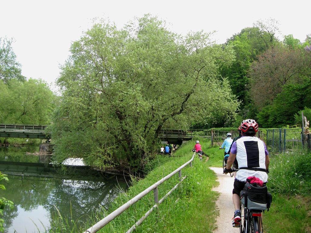 160527rad_oberschwaben_021.jpg - An der Eisenbahnbrücke in Scheer