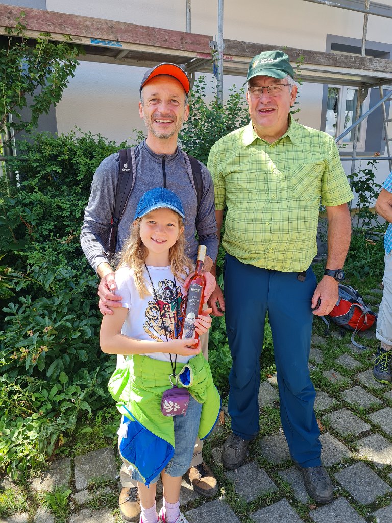 210711morgenwanderung_blitzenreute39.jpg - Claus Bayer bedankte sich noch mit einem kleinen Präsent bei Stefan Maurus für das gemeinsame Vorbereiten.Wir werden uns sicherlich noch Tage an die traumhafte Wanderung in der idyllischen Moorlandschaft erinnern.