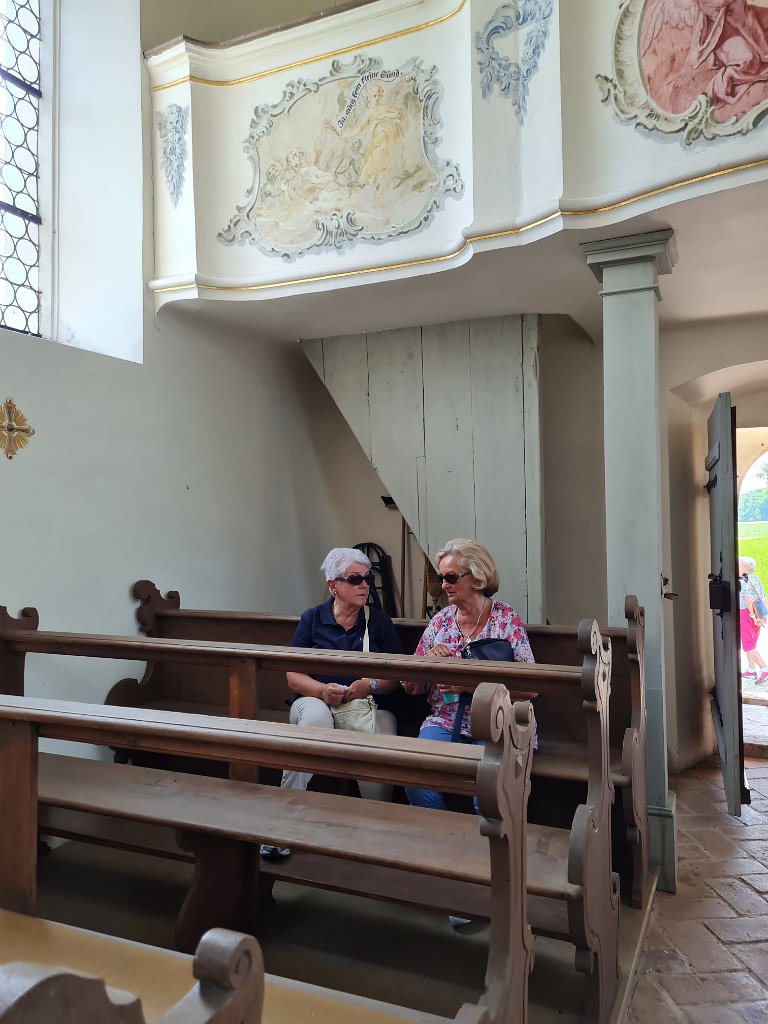 210721sen_upflamoer08.jpg - Vorbei am großen Wasserspeicher und bereits an dem Grundstück des mitlandwirtschaftlichen Fuhrpark der Högner GbR führte uns der Weg über den Wanderparkplatz zur Friedhofskapelle.Hier sangen wir das Lied „Segne du Maria“,