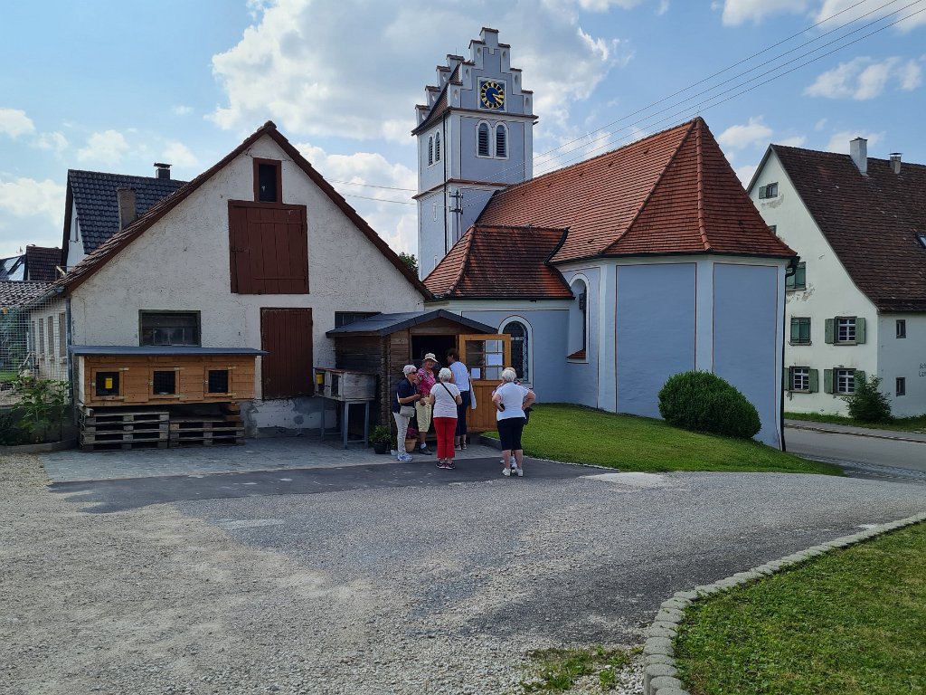 210721sen_upflamoer18.jpg - Gabi Flamm bedanke sich mit einem Weinpräsent bei Frau Högner für die gute Bewirtung und Information über die Alb-Leisa und weitern Produkten.Danach ging es in den kleinen Hofladen mit sehr vielen regionalen Produkten ...