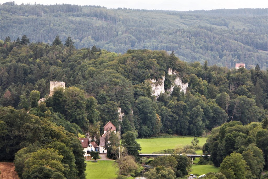 210818sen_laiz46.JPG - Mit dem Zoomobjektiv rücken sie näher: Dietfurt, Brücke und Mühle und der Turm der ehemaligen Burg....