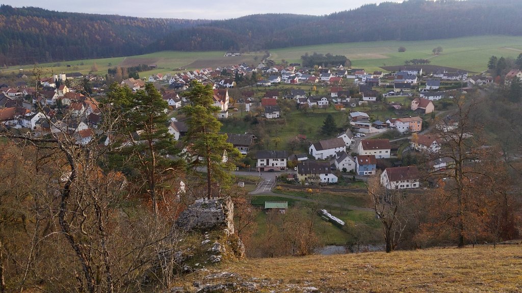 211107Donaufelsengarten__76.jpg - Aussicht von der Burghalde auf Gutenstein