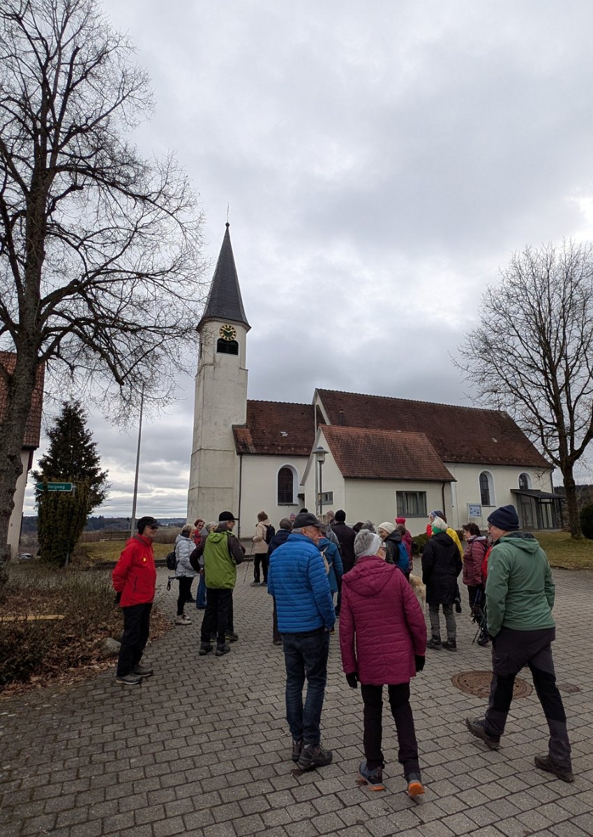 260222_Ablach006a.jpg - Zu Beginn besuchen die Wandergruppe die Ablacher Kirche