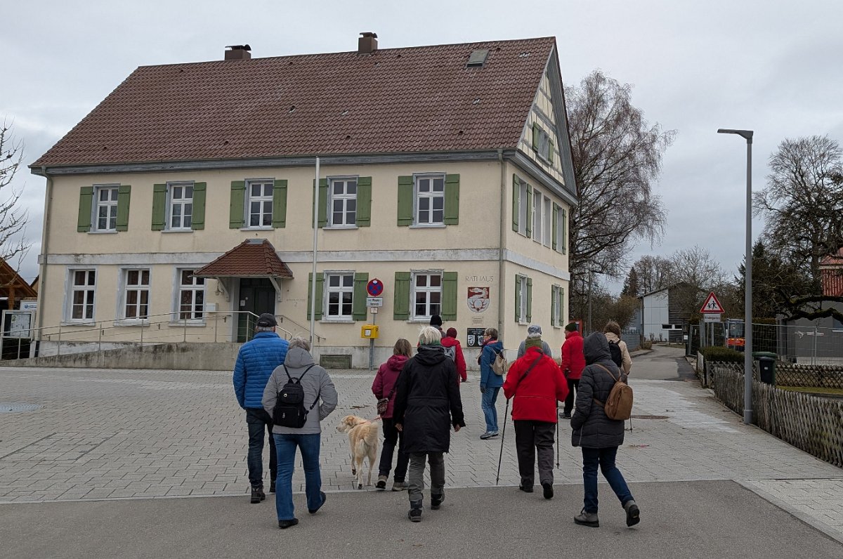 260222_Ablach020.jpg - Das Rathaus von Ablach  und rechts hinten die ehemalige Schule mit Turnhalle und  Festsaal.