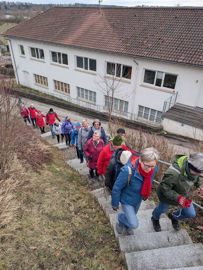 260222_Ablach122.jpg - Ablach liegt "oben auf der Höhe" - heißt für die Wandergruppe zum Abschluss "Treppen steigen"