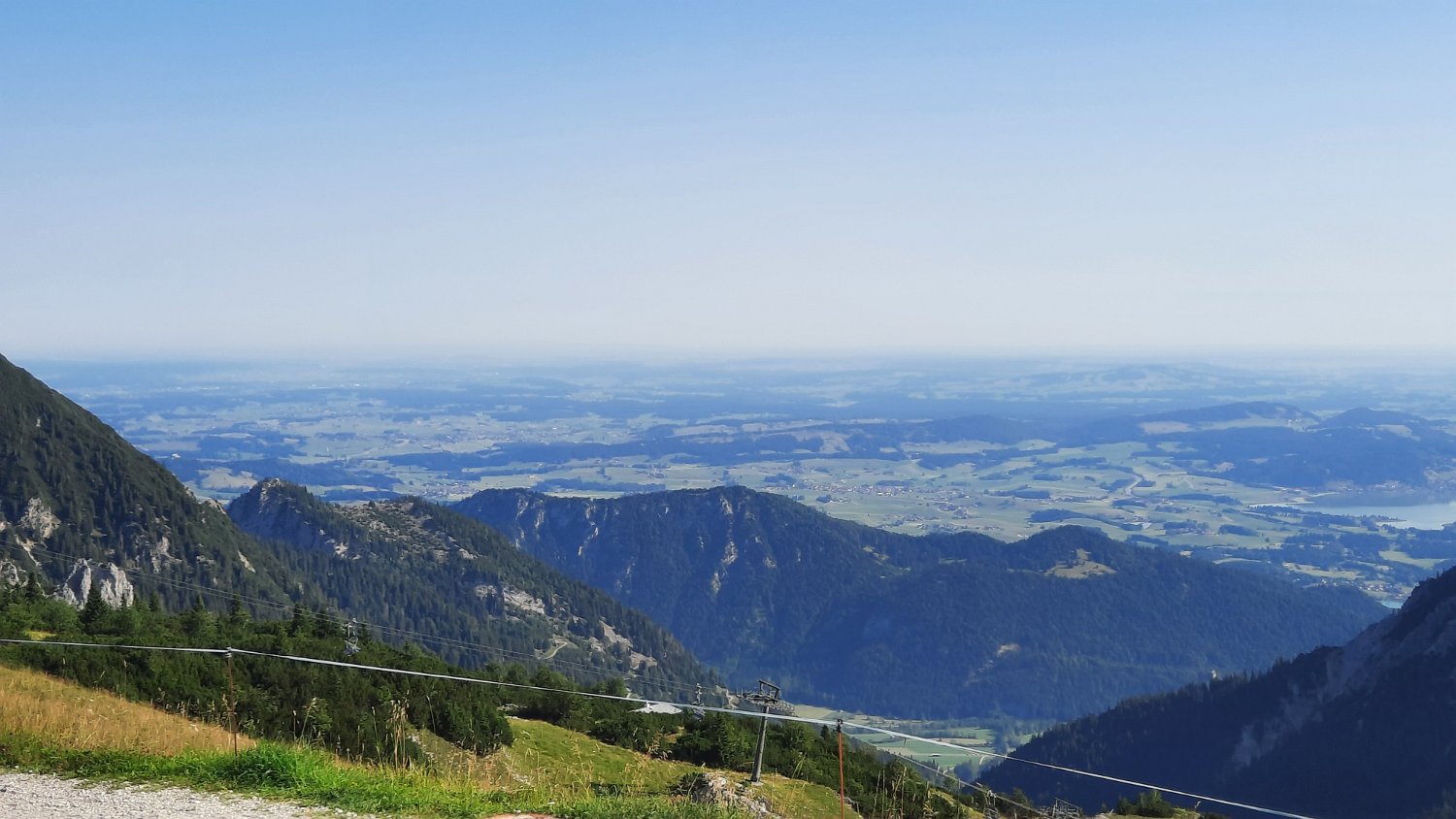260815_Bergtour001.jpg - Die Aussicht nach Norden ins Alpenvorland - rechts am Bildrand der Weißensee