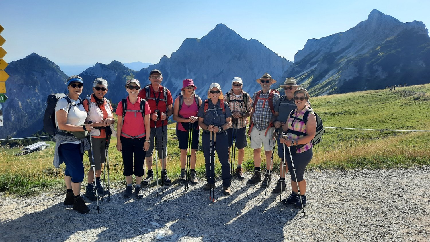 260815_Bergtour007.jpg - Die ganze Mannschaft vor dem Panorama um die Große Schlicke ...die war einmal Ziel einer  Bergtour 2009 