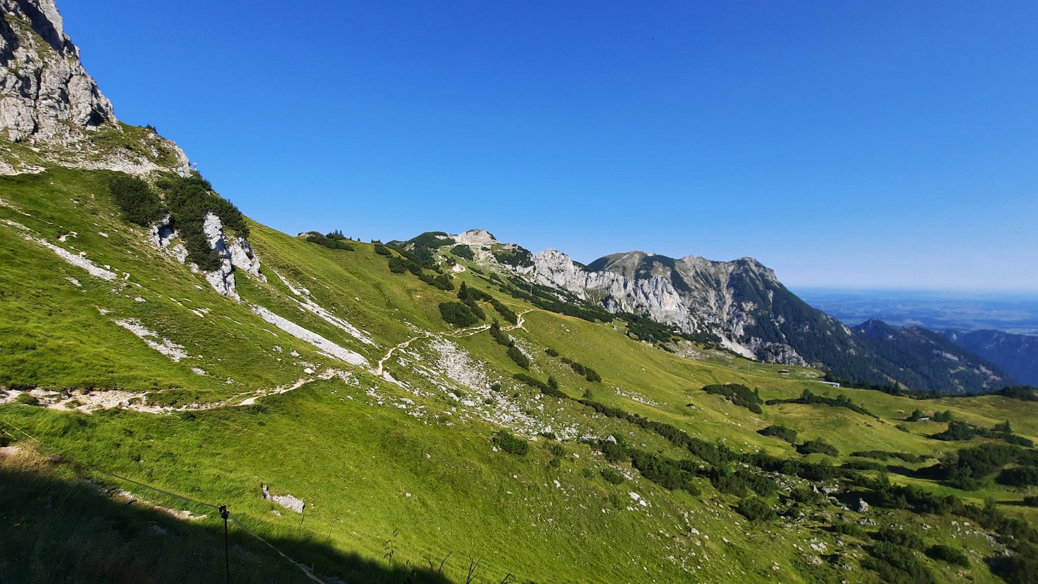 260815_Bergtour011.jpg - Rechts sieht man noch das lange Dach der Bergstation - am Hang entlang schlängelt sich unser Wanderweg...